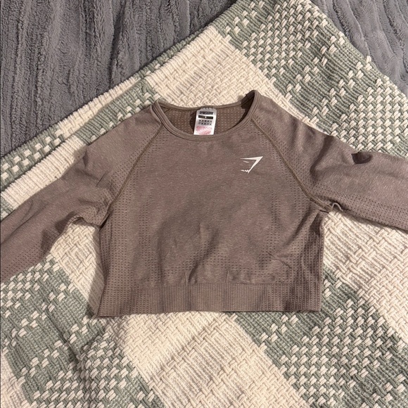 Gymshark Tops - Women’s Gymshark cropped long sleeve shirt